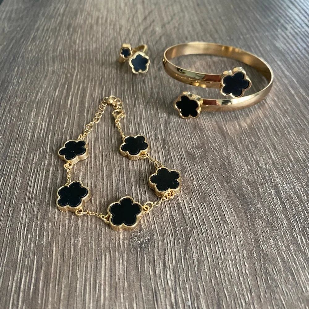 Elegant Black and Gold Clover  Floral Jewelry Set - Picture 2 of 11